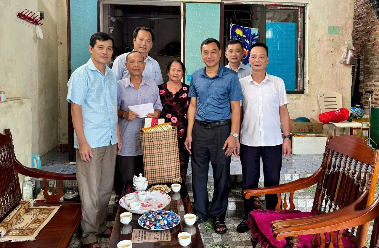 Tham dự cùng đoàn có tập thể Ban giám đốc, đại diện các khoa, phòng của Bệnh viện Mắt Hà Giang.